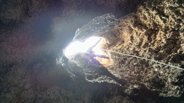  Discesa in corda doppia nella grotta 